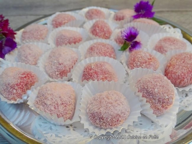 Truffes roses chocolat blanc et biscuits de Reims, coeur noisette grillée à offrir pour noël