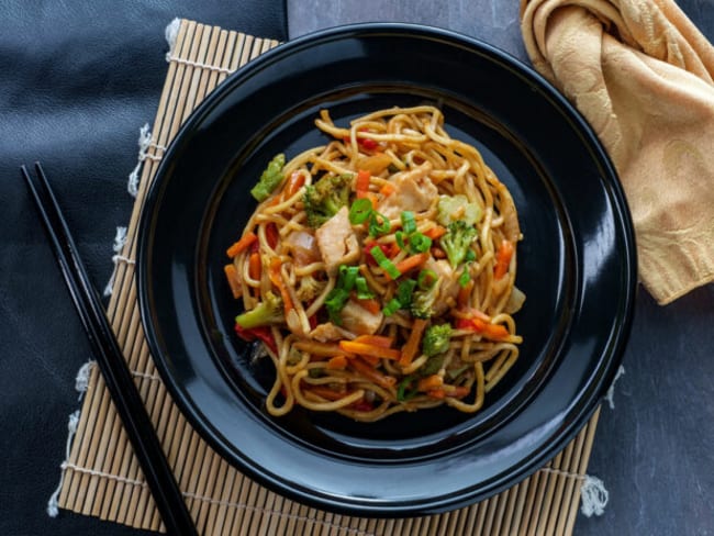 Wok de légumes au poulet et nouilles