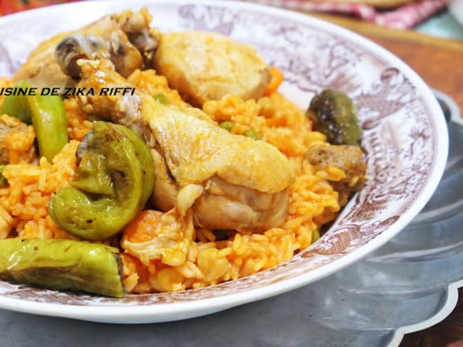 Riz au poulet boulettes légumes et petits piments farcis frits