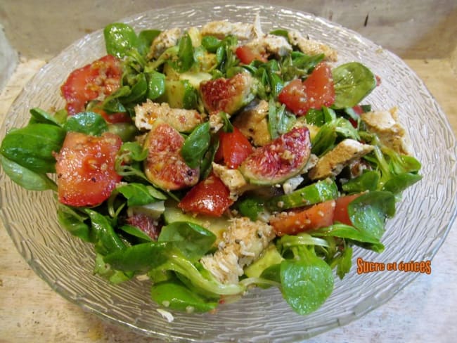 Salade composée au poulet, légumes et figues