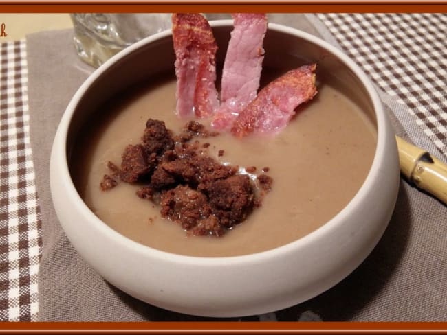 Velouté de pâtisson, marrons et chips de bacon