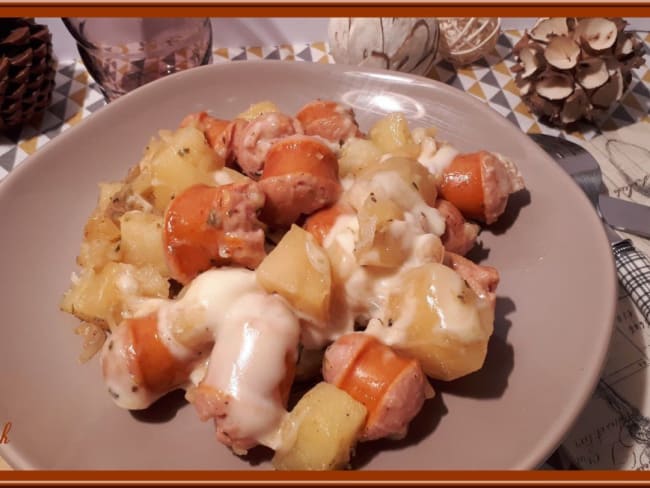 Saucisses de Francfort, pommes de terre à la raclette