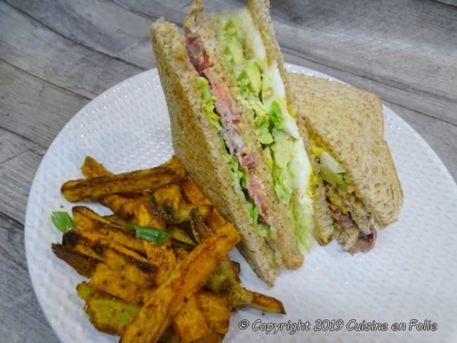 Club sandwich au rosbeef et frites de patates douces aux épices au four