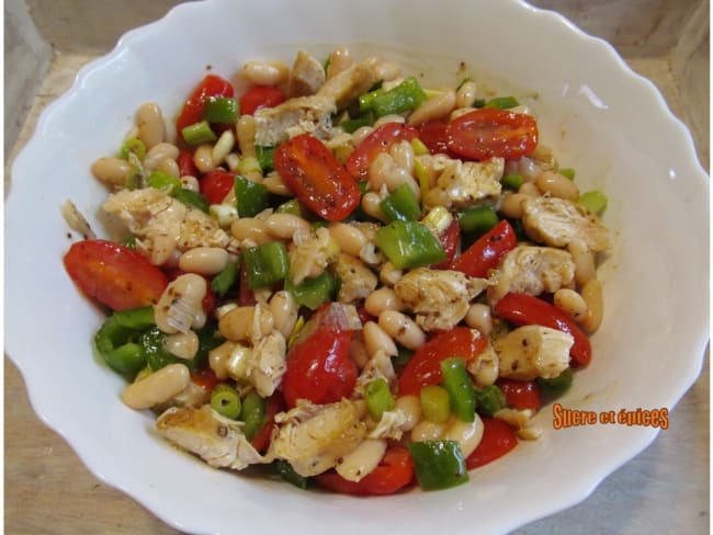 Salade équilibrée de haricots blancs au poulet, tomates cerises et poivron