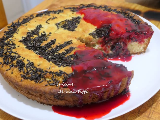 Gâteau monstre à la confiture de cerises aux fourmis