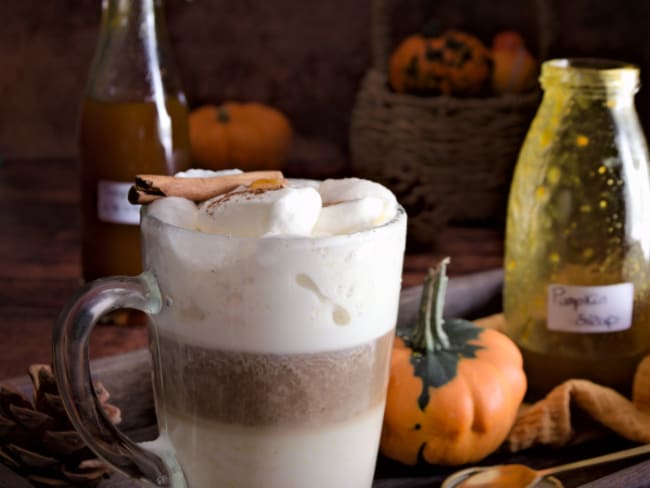 Le pumpkin spice latte ou café au lait à la citrouille épicée