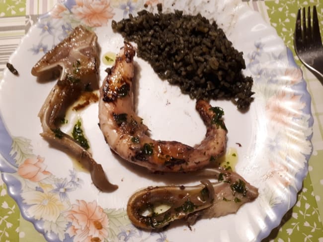 Poulpe et oreille de cochon en persillade, riz à l’encre