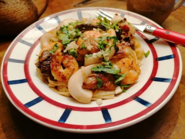 Tagliatelles aux anneaux d’encornets crevettes et cèpes