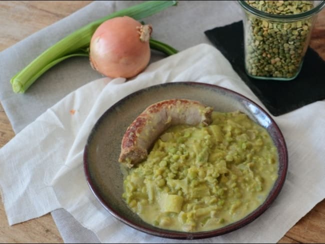 Saucisses de Toulouse confites aux pois cassés (plat unique)