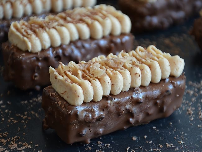 Minis entremets aux marrons, chocolat et myrtilles comme des bûches individuelles.