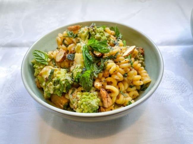 Fusilli au chou romanesco, noisettes et menthe fraîches