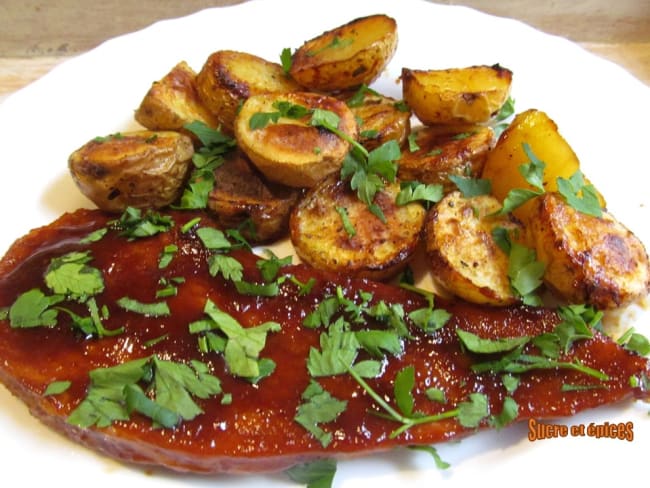 Escalopes de porc avec des pommes de terre au four