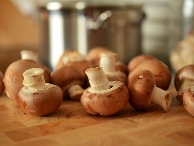 Champignons farcis au picodon, au miel et fines herbes