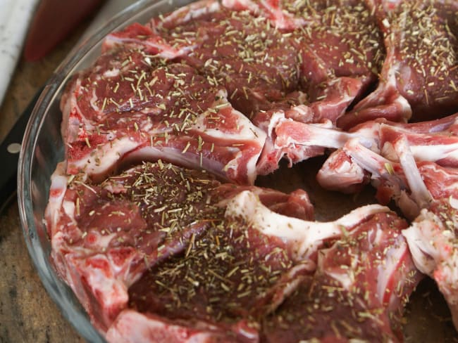 Côtes d'agneau prêtes à cuire aux herbes de Provence