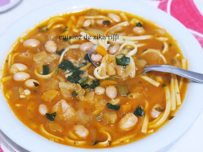 Soupe végétarienne de haricots coco roses aux légumes et linguine