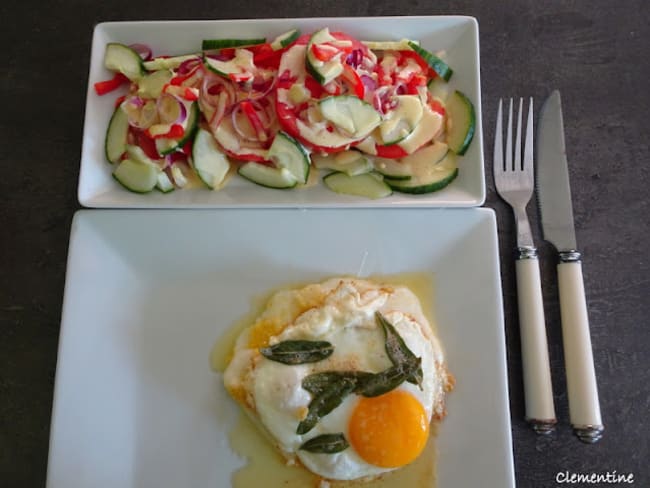 Scamorza frite et œuf à la sauge accompagnés d'une salade de tomates