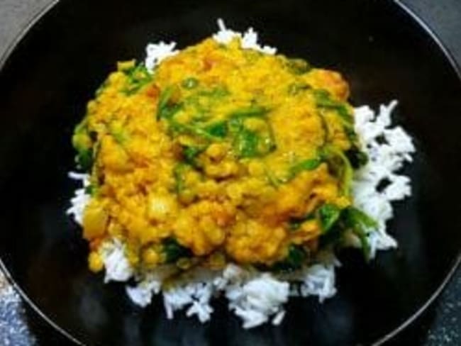 Dahl de lentilles corail aux épinards et épices. Plat indien savoureux