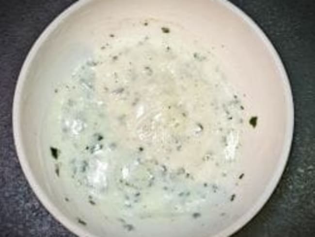 Sauce yaourt menthe, citron et persil en apéritif