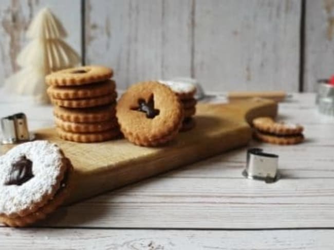 Biscuits linzer au chocolat, délicieux sablés de Noël