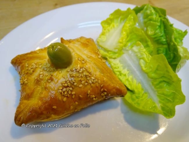 Feuilletés au thon, Pesto Rosso, cibouette et graines de sésame doré