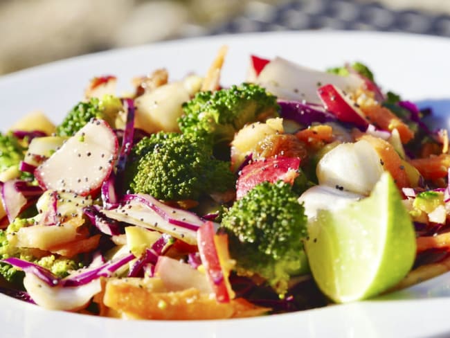 Salade alcaline de fruits, légumes de saison, oléagineux