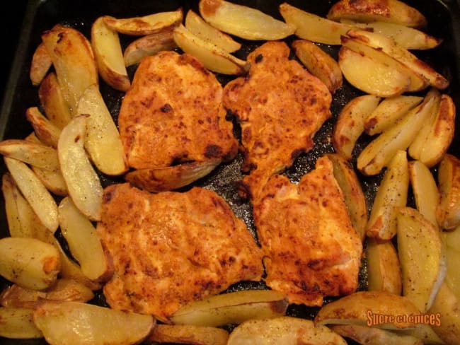 Escalopes de dinde au four au curry et yaourt, avec des pommes de terre