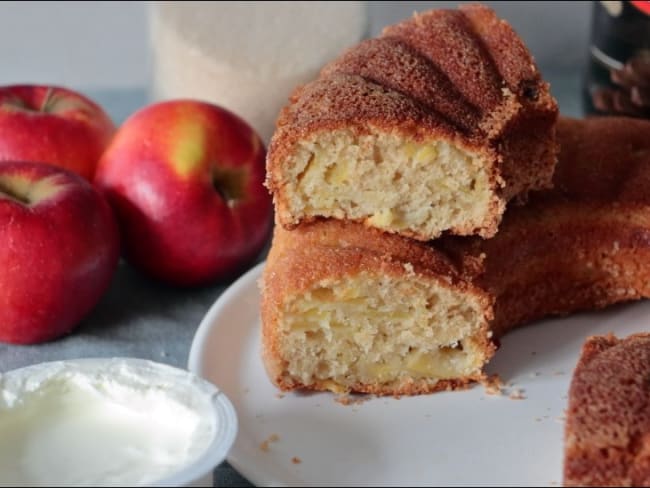 Gâteau au yaourt aux raisins secs et aux pommes