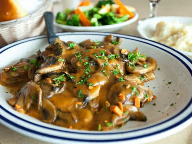 Le plat tendance de la semaine : blancs de poulet au skyr et aux champignons