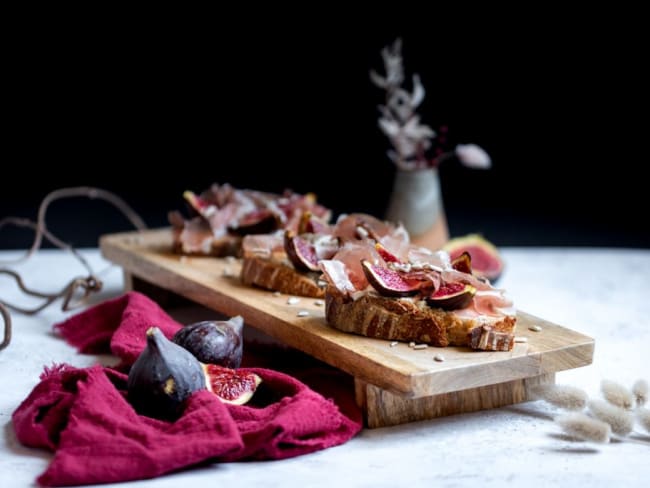 Tartines aux figues rôties, ricotta et coppa