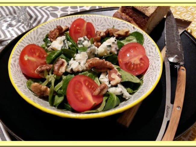 Salade de mâche aux noix et roquefort