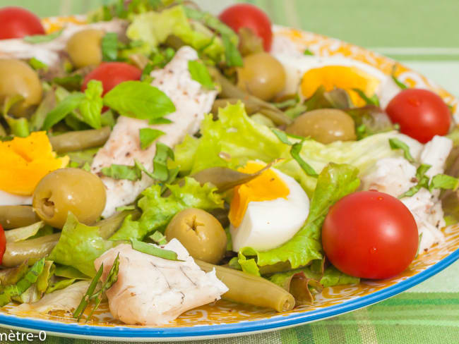 Salade légère de haricots verts au bar, olives et oeufs