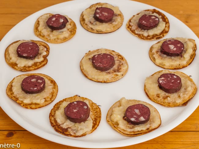 Blinis à la farine d’épeautre au boudin noir et aux poires pour l'apéritif