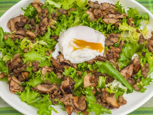 Salade aux lentilles, aux cèpes et œufs pochés