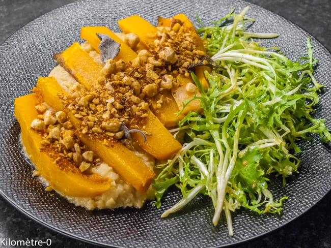 Butternut sur lit d’houmous et concassée de noisettes