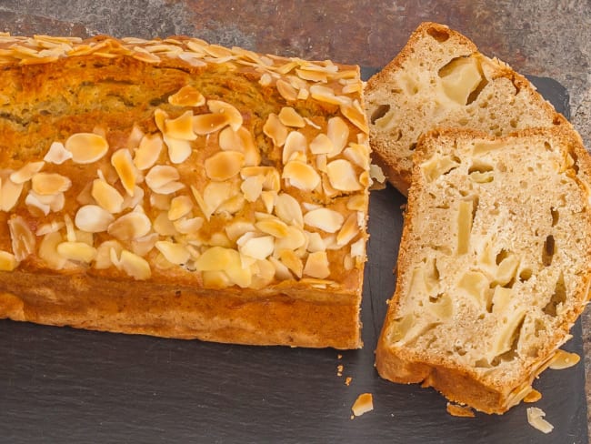 Gâteau du matin aux pommes, rhum et amandes