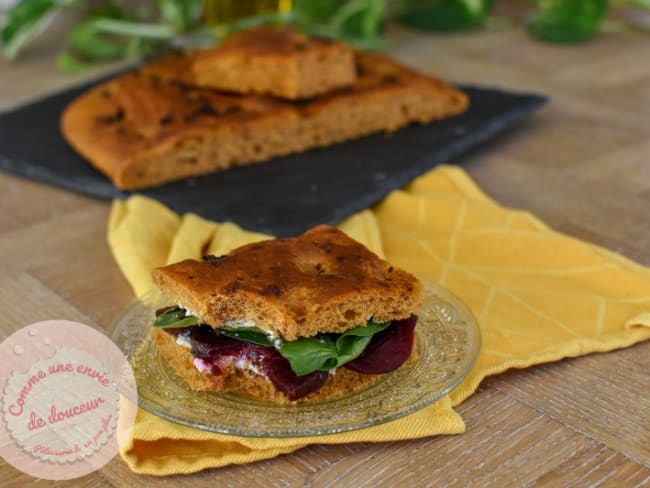 Focaccia à l’huile de truffe et tomate en sandwich chèvre betterave