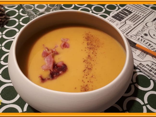 Velouté de butternut au curry et chips de poitrine fumée