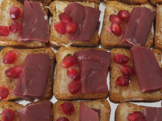 Toasts grillés au magret de canard fumé et grenade