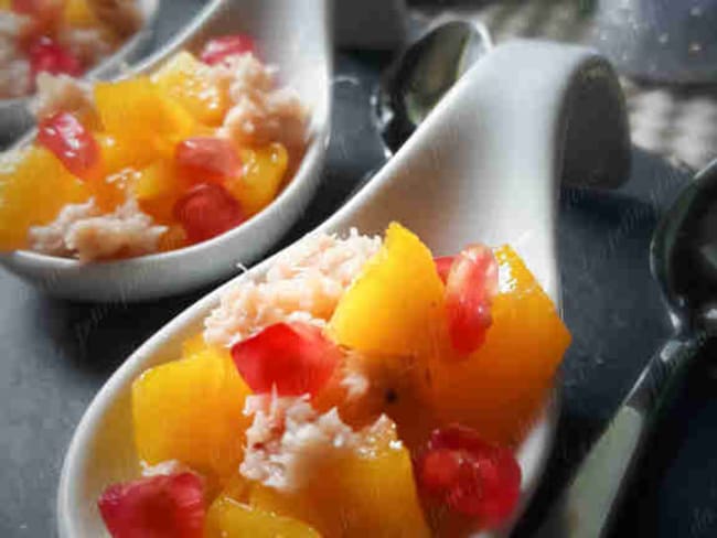 Cuillères apéritives exotiques à la mangue et chair de crabe pour l'apéritif