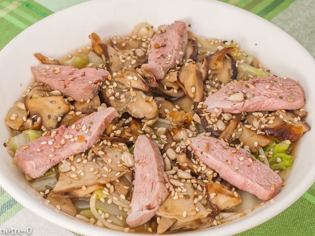 Soupe de canard au chou chinois, champignons et nouilles