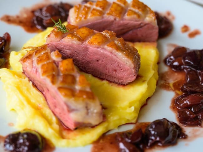 Magret de canard et sauce aux cerises