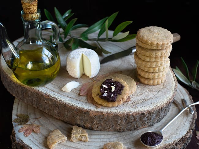 Sablés chèvre sarrasin, pâte d’olive au fromage de chèvre