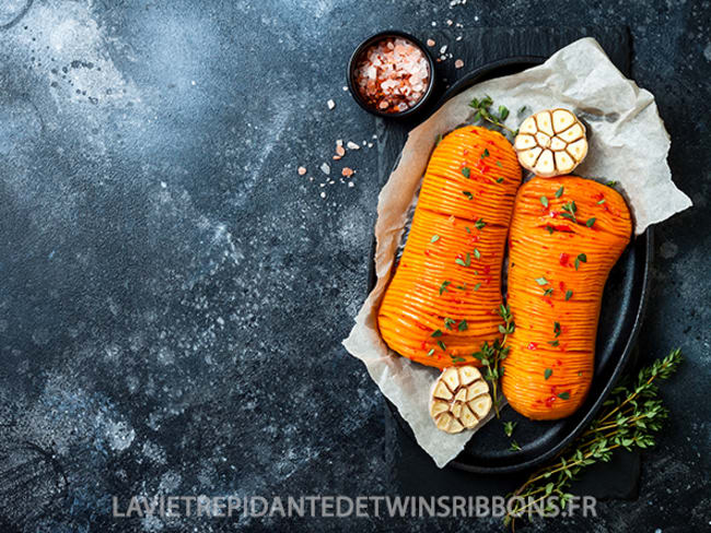 Courge butternut hasselback parfumé à l'ail et au thym