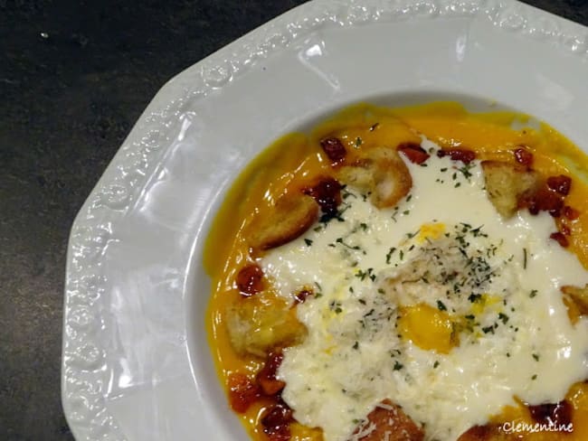 Velouté de potimarron, crème de parmesan, chorizo et croûtons à l'ail