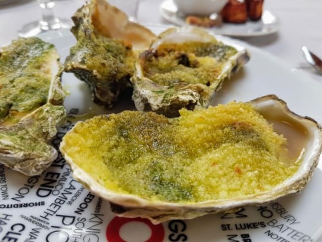 Huîtres chaudes au beurre et aux herbes pour noël