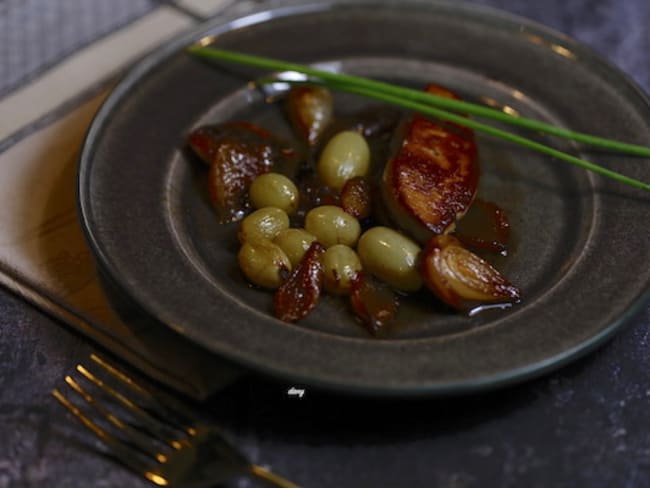 Foie gras poêlé aux raisins et petits oignons