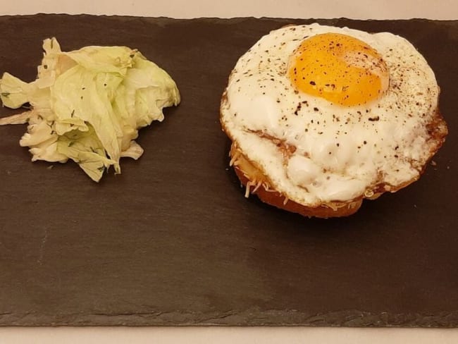 Croque-madame au four. Recette avec jambon, béchamel et œuf à cheval