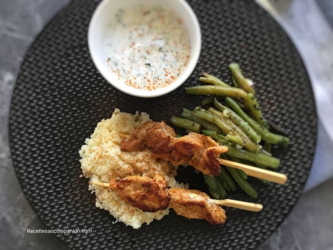 Brochettes de poulet au paprika accompagnées de haricots verts et de semoule