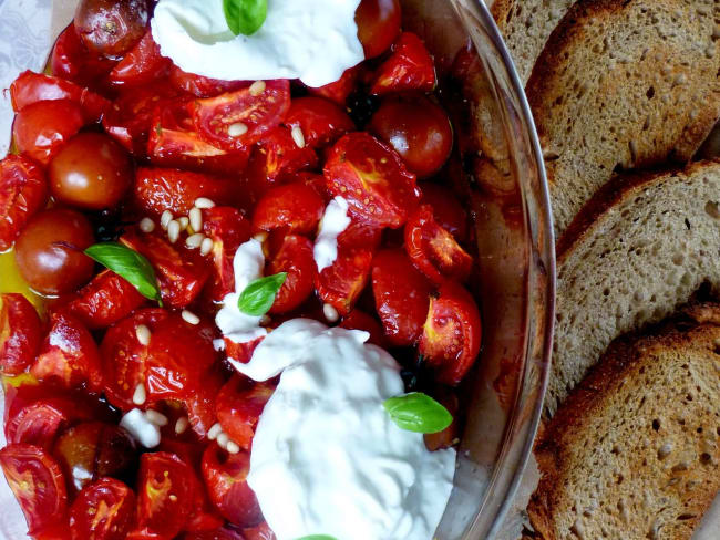 Tomates rôties au four et burrata crémeuse