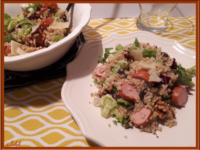 Salade de quinoa, noix et saucisses